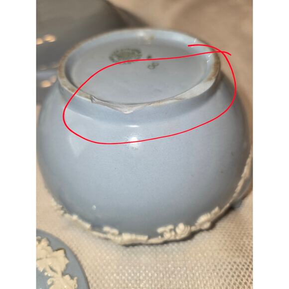 3 Pieces Wedgewood Queensware White on Blue 2 Serving and 1 Lidded Sugar Bowl - Picture 4 of 11